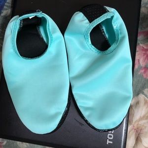 SLIPPERS FOOTIES MEDIUM 6-7. NWOT